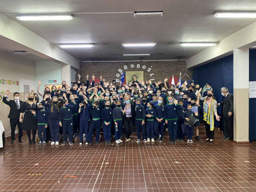 				Ministrica je Slovenski &scaron;oli Sv. Cirila in Metoda, ki že 70 let deluje v okviru dru&scaron;tva, podelila priznanje Urada Vlade Republike Slovenije za Slovence v zamejstvu in po svetu			