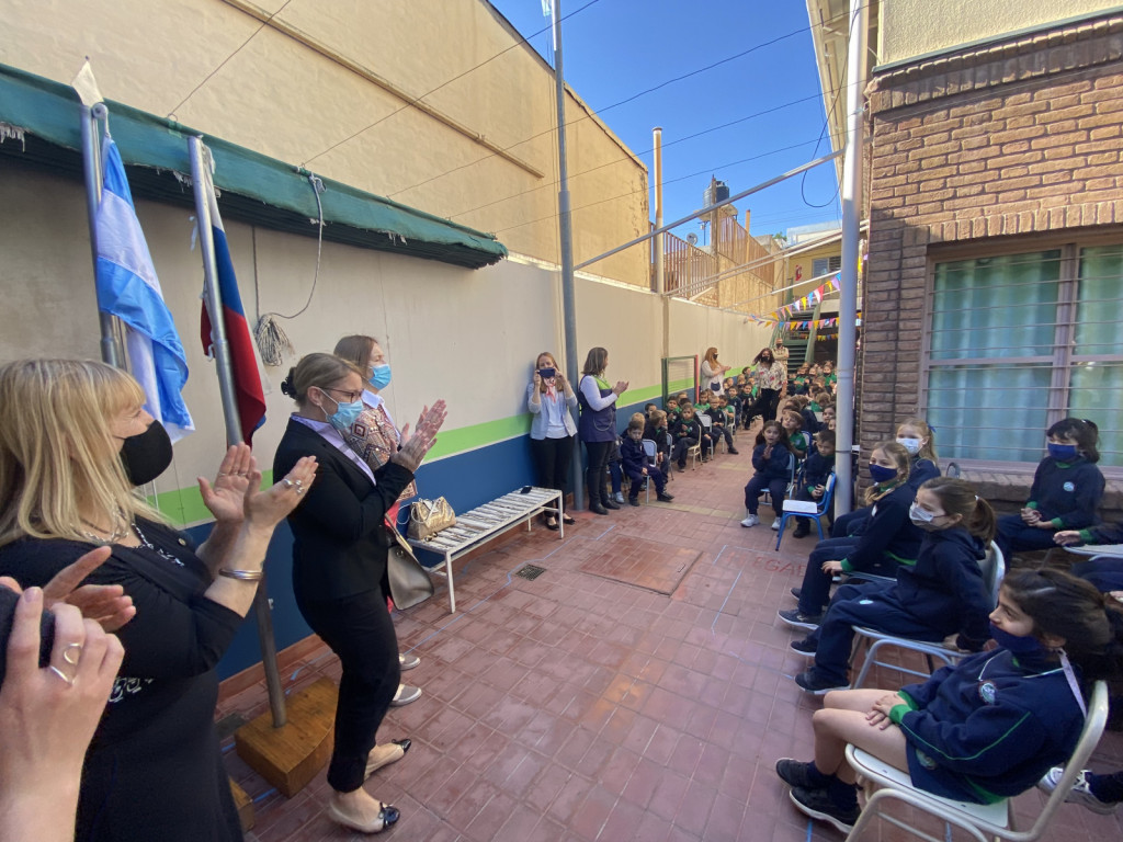 				V Mendozi deluje tudi Slovenska &scaron;ola Antona Martina Slom&scaron;ka in vrtec Angel Varuh. Gre za zasebni ustanovi Fundacije Slo, katere člani so samo Slovenci.			