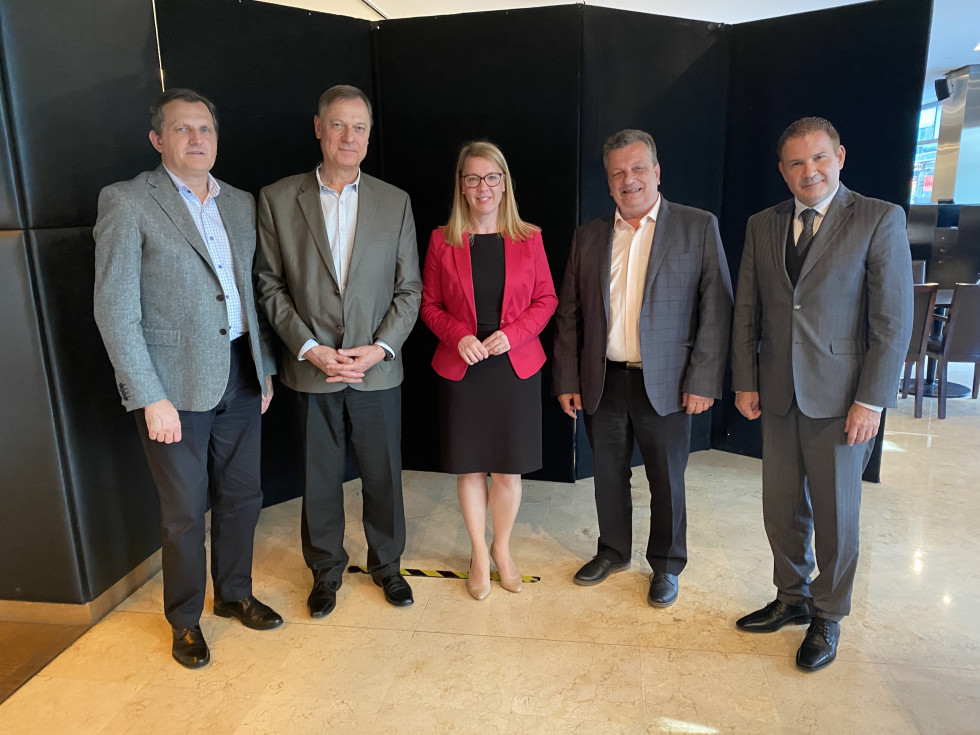 				Toni Oblak, Andrej Kocmur, ministrica dr. Helena Jaklitsch, Martin Križ, veleposlanik Alain Brian Bergant | Avtor USZS			