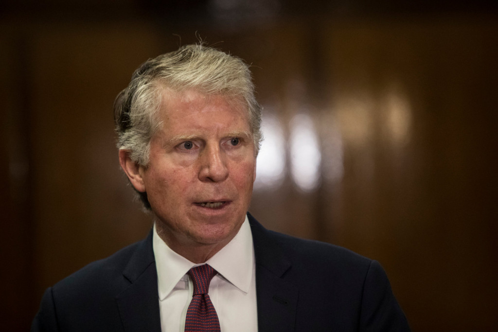 				Mednarodna skupnost je za 18. oktober napovedala konferenco o Jugoslaviji v Haagu, ki jo je vodil lord Carrington. Posebni odposlanec generalnega tajnika Združenih narodov Pereza de Cuellarja Cyrus Vance je pred konferenco opravil posvetovalno diplomatsko pot najprej v Ljubljani, nato v Beogradu in Zagrebu.			