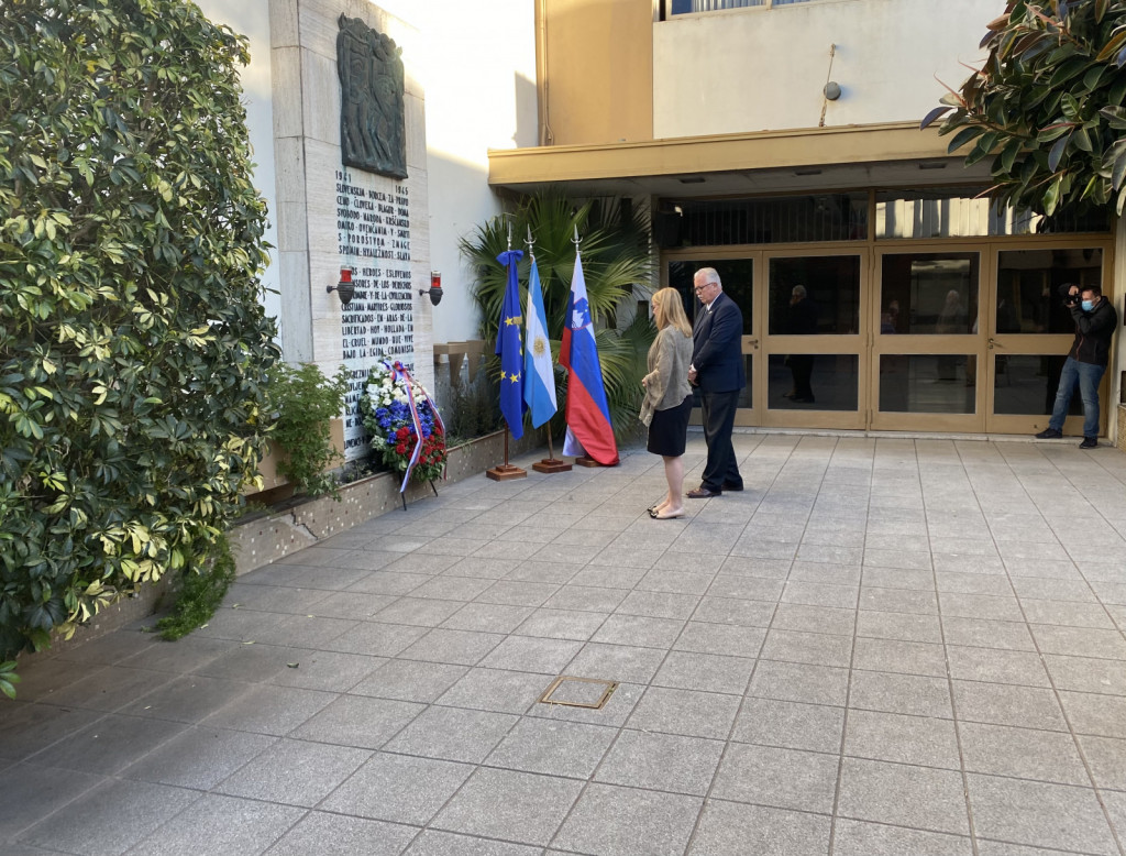 				Ministrica in predsednik Zedinjene Slovenije pred spominskim znamenjem			