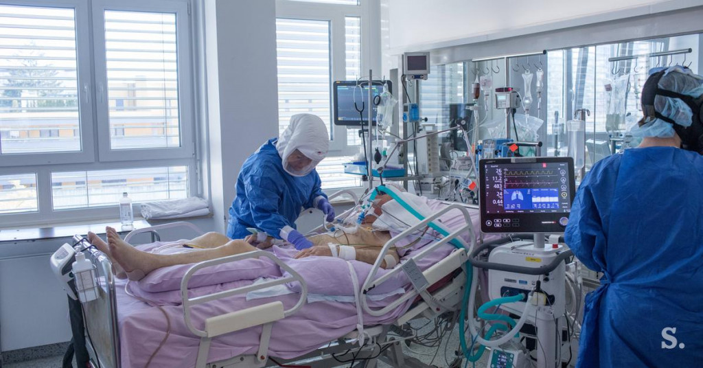 
				Prizor iz ene izmed slovenskih bolni&scaron;nic, kjer zaposleni pomagajo bolniku s covid-19. (Foto: Posnetek zaslona- Siol)			