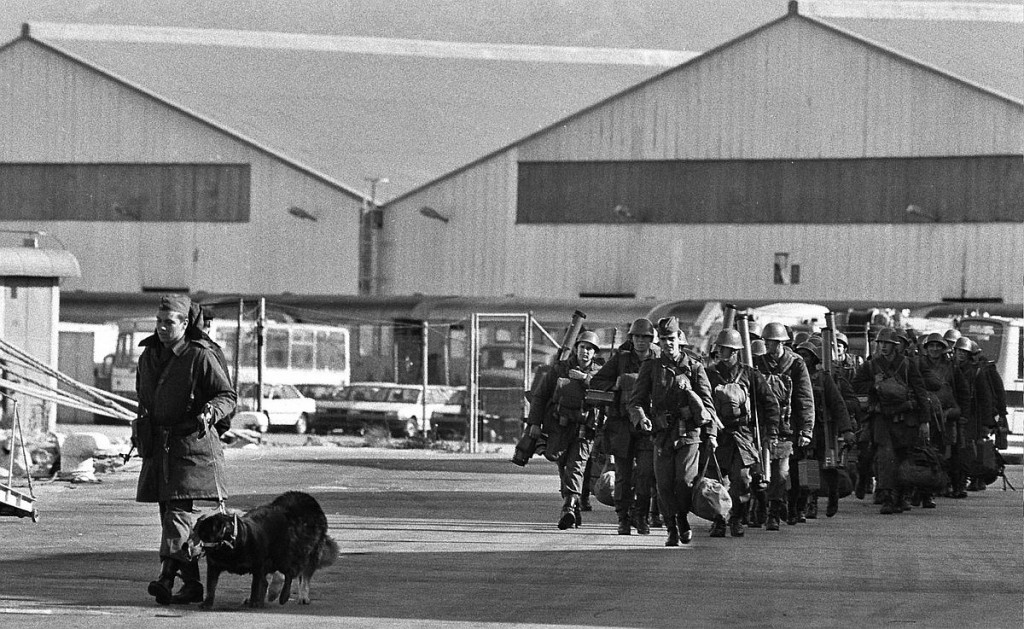 				Slovenska stran je v pristani&scaron;ču zadržala skoraj polovico armadnih tovornjakov, ker so bili natovorjeni z orožjem, razstrelivom in drugo voja&scaron;ko opremo, ki bi po dogovoru morala ostati v Sloveniji. | Avtor Voja&scaron;ki muzej Slovenske vojske			