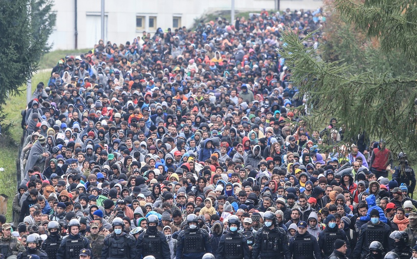 
				Reka migrantov v spremstvu slovenske policije po želji vstopa v Republiko Slovenijo ...			