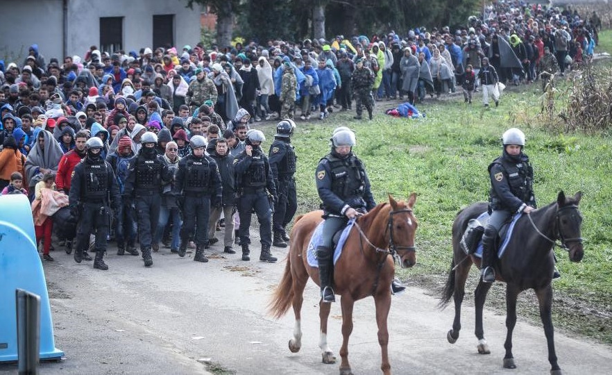 
				Slovenski policisti v vlogi vodičev in spremljevalcev nezakonitih migrantov ...			