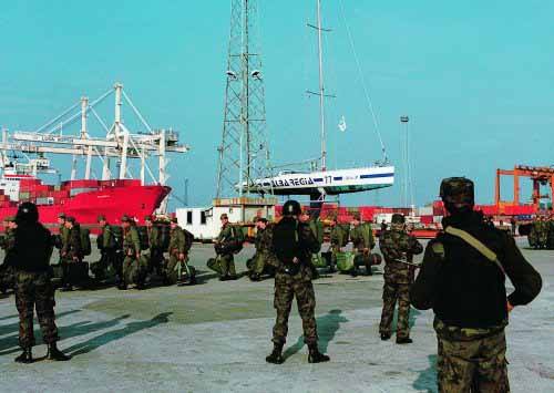 
				Zadnji vojaki zapu&scaron;čajo luko Koper, dne 25. vinotoka 1991			