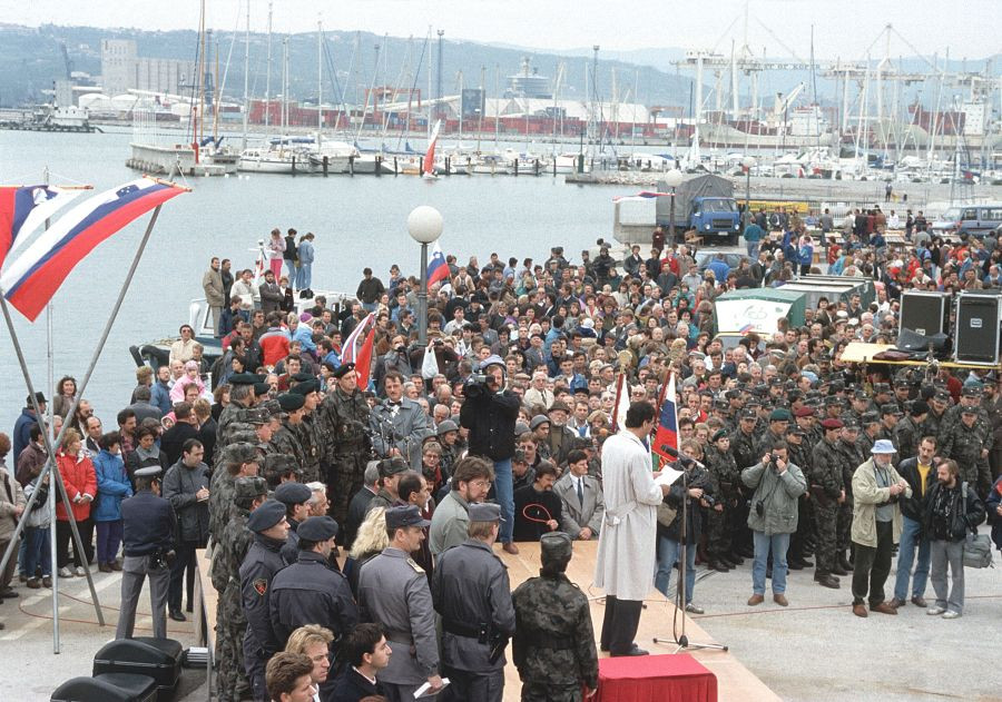 				Slovesnost v Kopru ob odhodu zadnjega vojaka jugoslovanske armade. | Avtor Voja&scaron;ki muzej Slovenske vojske			