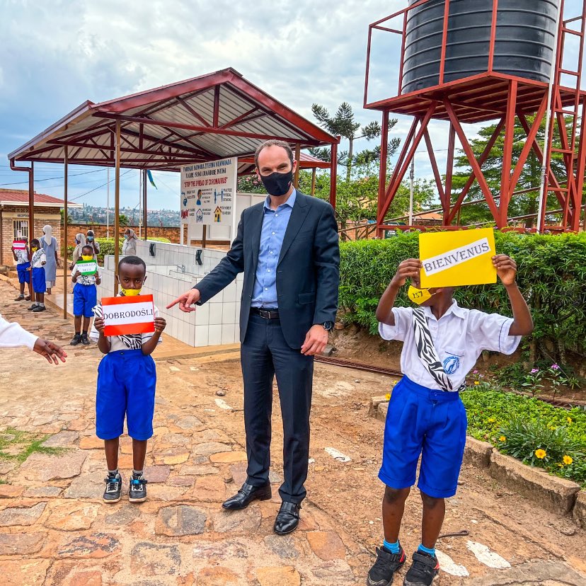 				Minister Logar z učenci  &scaron;ole Saint Vincent de Paul, ki jo je finančno podprlo Ministrstvo za zunanje zadeve Republike Slovenije v sodelovanju s Slovensko karitas			