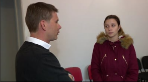 
				Generalni sekretar stranke SD Dejan Levanič takratni novinarki 24ur, sedaj evropski poslanki iz vrst LM&Scaron; Ireni Jovevi svoj vidik zgodbe glede nepremičnin stranke SD. (Foto: Posnetek zaslona- Oddaja Dejstva na 24ur/POP TV)			