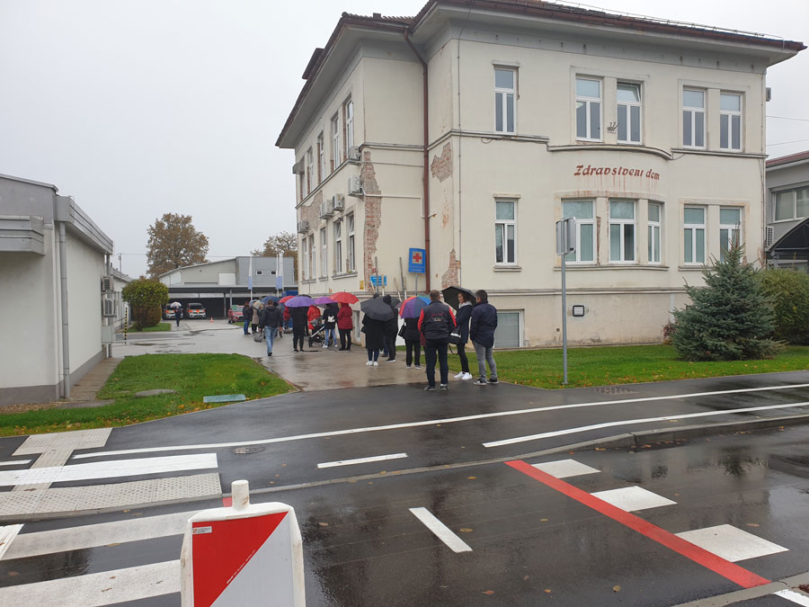 				Čakajoči na PCR testiranje pred ZD Murska Sobota			