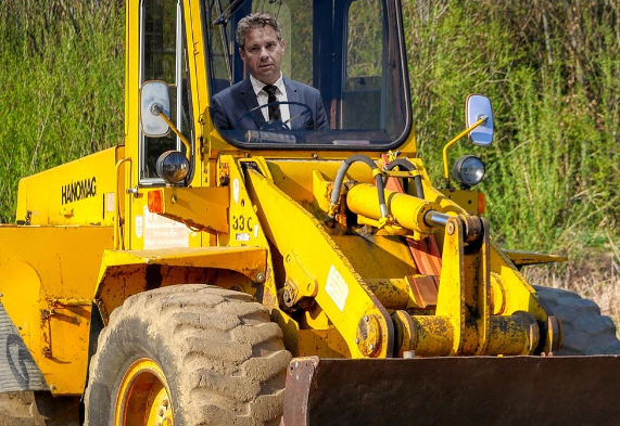 
				Avtor tega članka je lani odkril odmevno afero bagri v Nemčiji iz leta 2013, ki je bila predstavljena v Petanovem Dnevniku. Afero pa naj bi na Dnevnik dostavil Drago Kos. Kos je na na&scaron;a vpra&scaron;anja molčal in molči &scaron;e danes. Dvomite, da bi Drago Kos res podtaknil Veselu umetno in lažno afero? (Foto: Posnetek zaslona- Fotomontaža Demokracija, Nova24tv)			