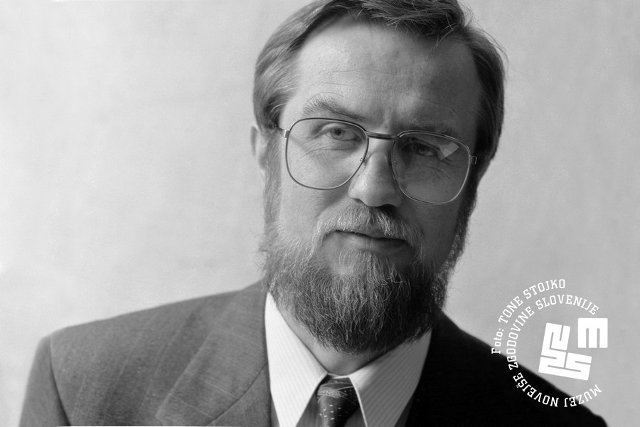 				Lojze Peterle. | Avtor Tone Stojko, hrani: Muzej novej&scaron;e zgodovine Slovenije			