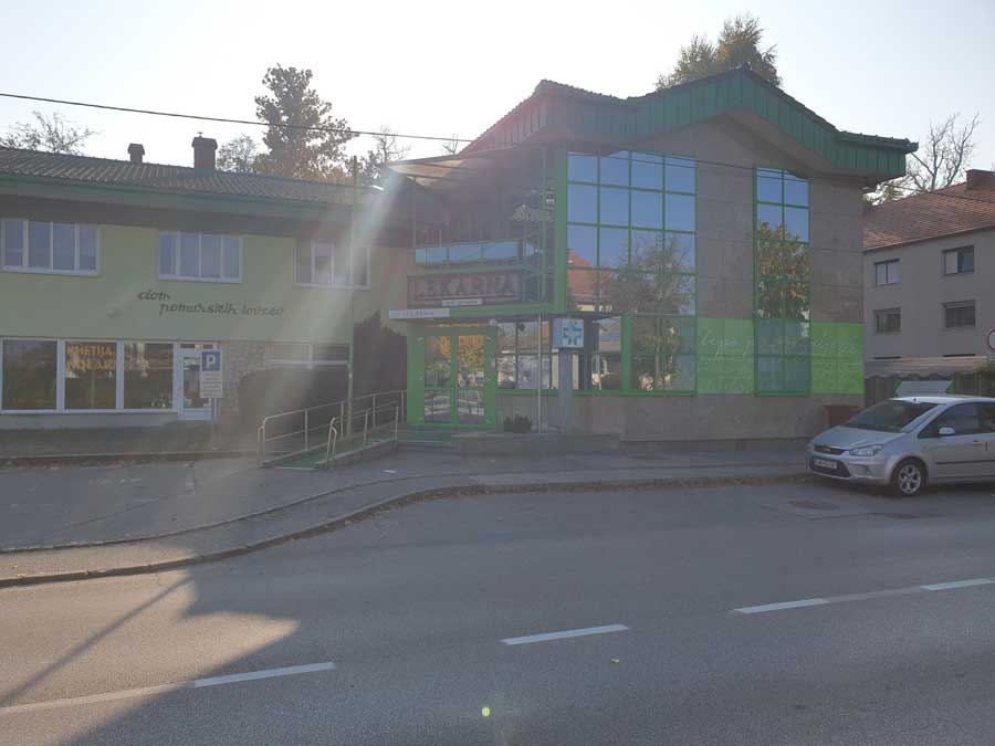 				Lekarna Pomurskih lekarn na Grajski ulici, stavbo je odkupila MO MS, ker je Jev&scaron;ek kalkuliral, da bi to bil lahko pričetek za občinski javni zavod Sobo&scaron;ke lekarne.			