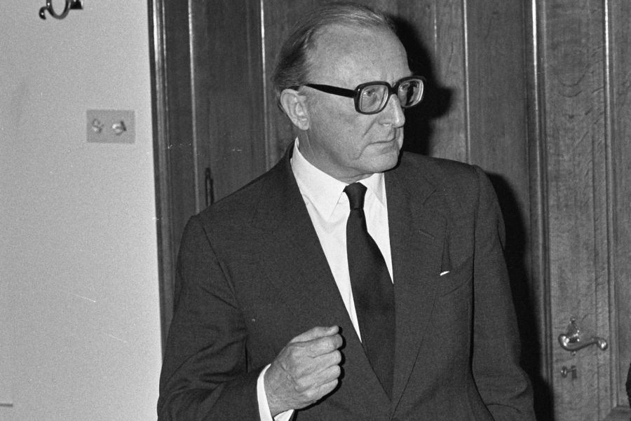 				Milan Kučan je pisal predsedujočemu evropske mirovne konference lordu Carringtonu (na fotografiji) in mu predlagal sklic haa&scaron;ke konference, na kateri bi obravnavali zlasti mednarodno priznanje republik, ki so nastale na območju razpadle Jugoslavije. | Avtor Marcel Antonisse - Anefo/Wikipedia			
