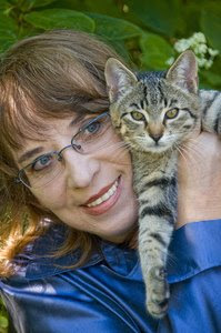 				Svetlana Makarovič z eno izmed svojih muck. (Foto: Posnetek zaslona- http://notesforfuturereference.blogspot.com/2009/03/prekleti-kadilci-svetlana-makarovic.html)			