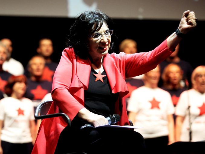 
				Svetlana Makarovič na koncertu Nosil bom rdečo zvezdo. (Foto: Posnetek zaslona- Rocker.si)			