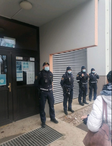 TOLE NAS JE ZJUTRAJ PRIČAKALO PRED OSNOVNO ŠOLO DOMŽALE. A JE TO NORMALNO?