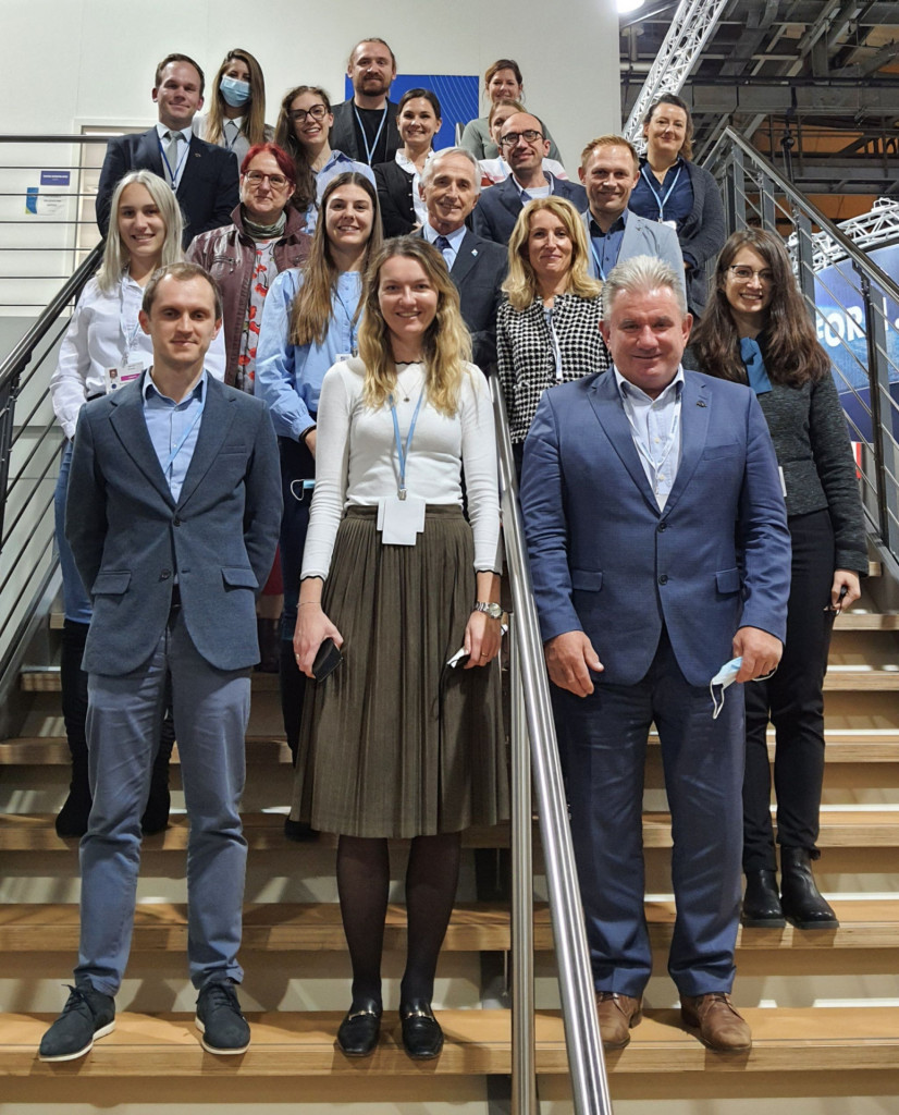 				Minister Andrej Vizjak s slovenskimi pogajalci na COP 26 v Glasgowu			