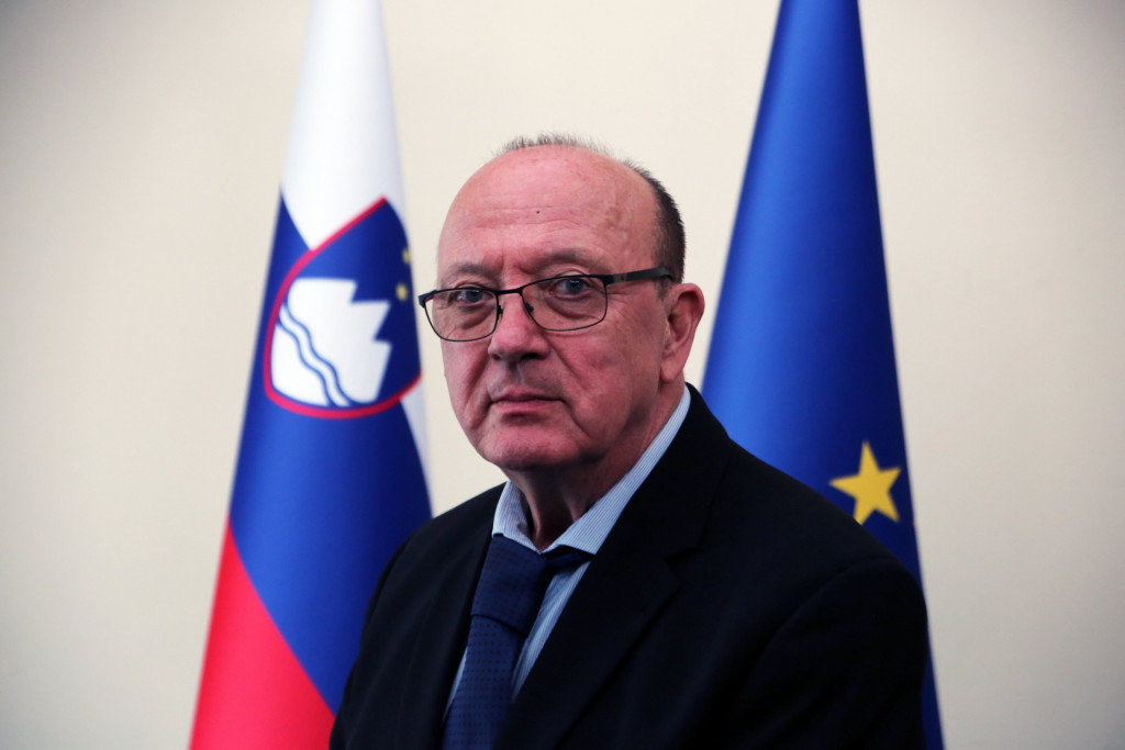 				Pi&scaron;e dr. Vinko Gorenak			