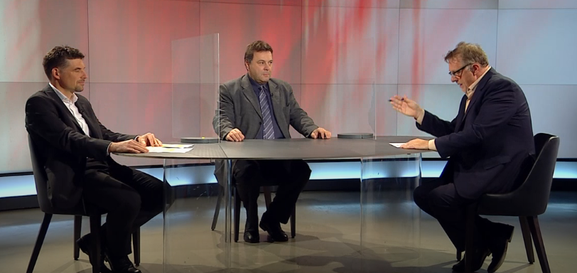 				Peter Gregorčič in Zvjezdan Radonjić ter voditelj oddaje Odkrito Igor Pirković. (Foto: Posnetek zaslona- RTV Slo)			