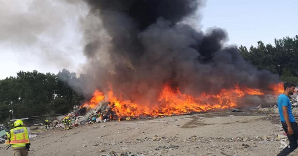 
				Požar na depoiniji z odpadki v Ljubljani. (Foto: Posnetek zaslona- Siol)			