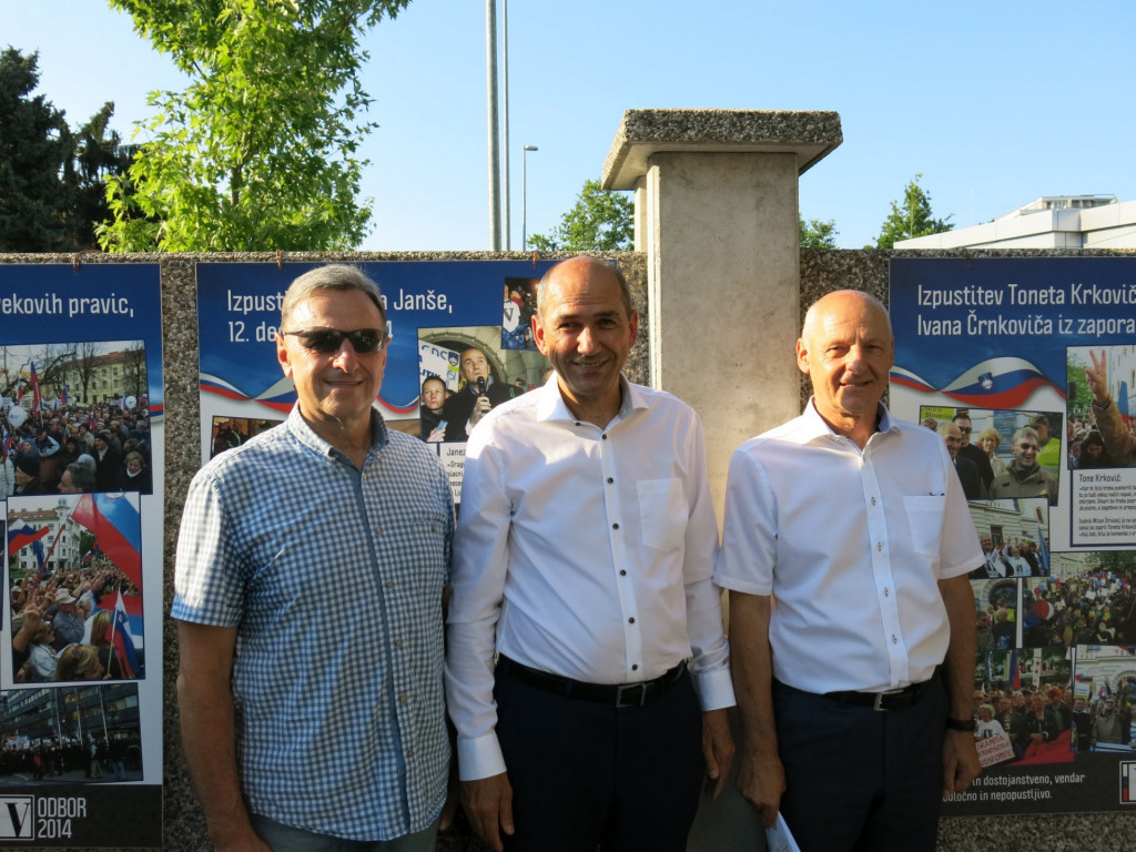 
				Izpu&scaron;čeni Anton Krkovič, Janez Jan&scaron;a in Ivan Crnkovič ob izpustitvi v primeru Patria, kjer so bili krivično obsojeni v montiranem procesu. (Foto: Facebook)			