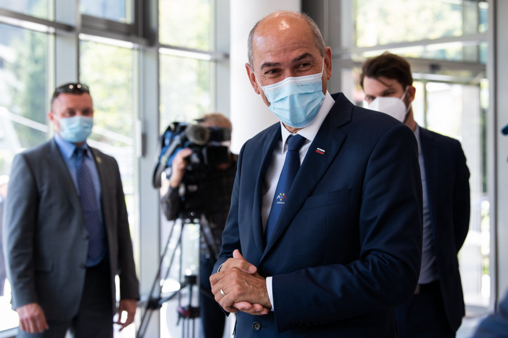 				&ldquo;Zgradilo se bo marsikaj, česar doslej ni bilo. &Scaron;olsko, zdravstveno, cestno in železni&scaron;ko infrastrukturo, na katero je bilo pozabljeno v prej&scaron;njih letih, dodatne kapacitete za bivalno okolje za starej&scaron;e, ki potrebujejo oskrbo v domovih,&rdquo; je predsednik vlade Janez Jan&scaron;a napovedal ob predstavitvi proračunov za prihodnji dve leti.			