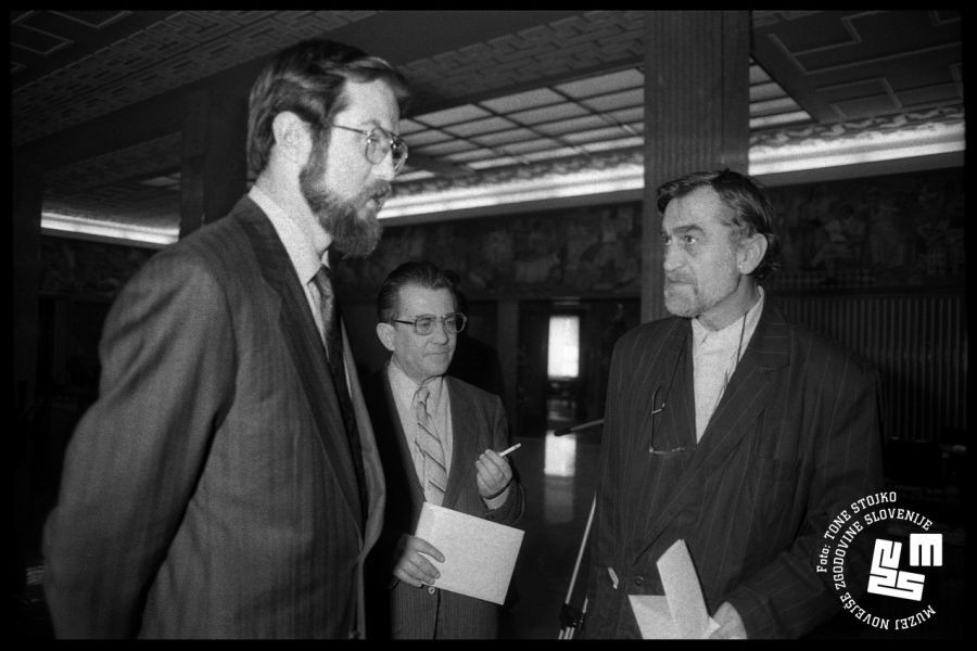 				Na domačem političnem parketu so Delo in politično sorodni mediji povečevali pritiske na Demosovo vladno koalicijo. | Avtor Tone Stojko, hrani: Muzej novej&scaron;e zgodovine Slovenije			