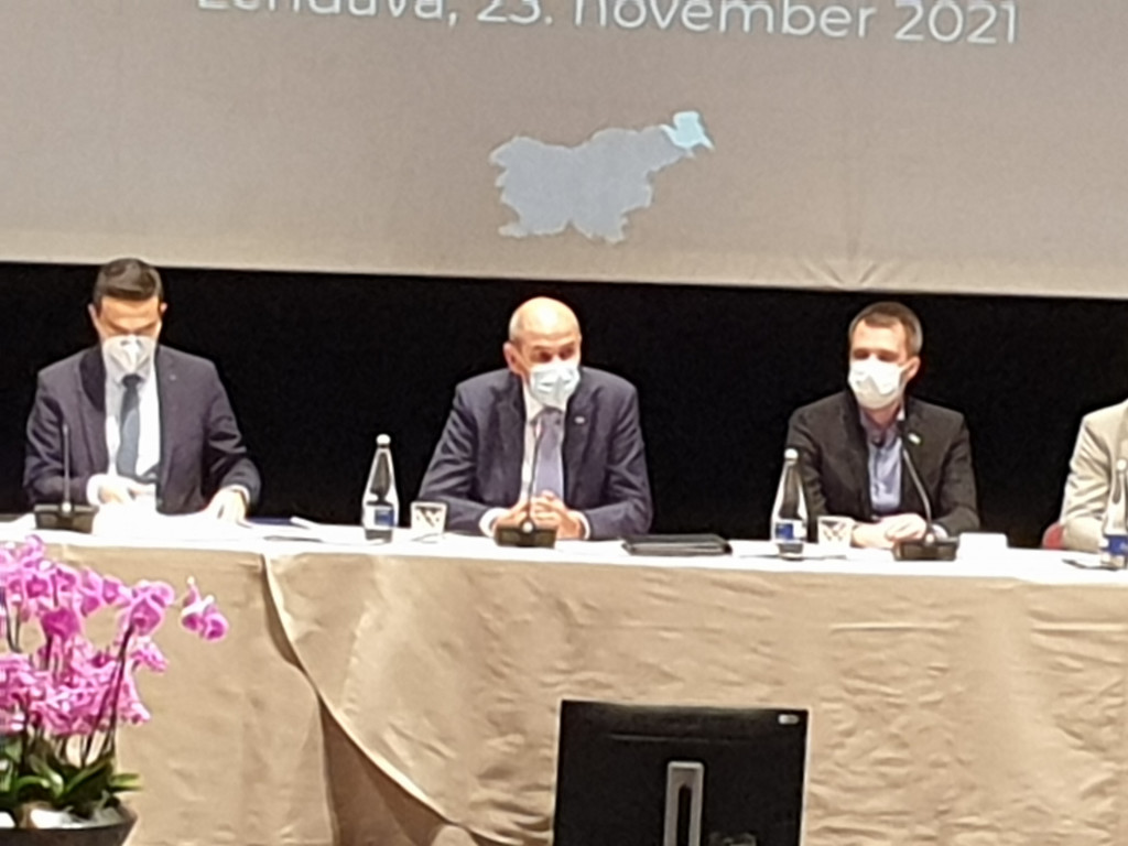 				Javna tribuna v Lendavi kot sklepno dejanje obiska Vlade v pokrajini ob Muri			