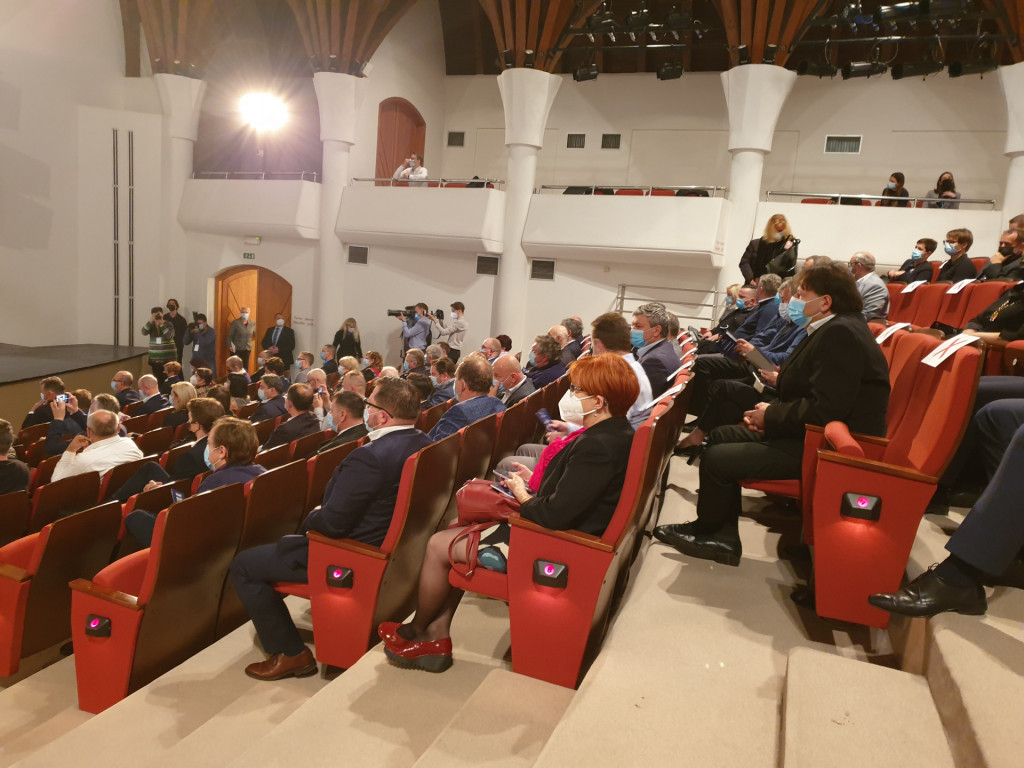 				Udeleženci javne tribune so ministrom nasuli kar kopico vpra&scaron;anj, povezanih z razvojnimi ambicijami Pomurja			