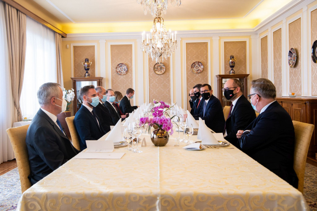 				Predsednik vlade Janez Jan&scaron;a je danes na delovnem kosilu gostil poljskega predsednika vlade Mateusza Morawieckega			