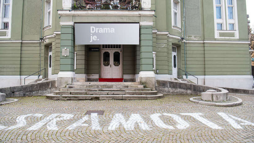 
				Zaposleni v Drami bi se morali zamisliti, komu sporočajo, da je sramota. Sami podpirajo sporen projekt prenove Drame, kar je razkrila revizija. (Foto: STA)			