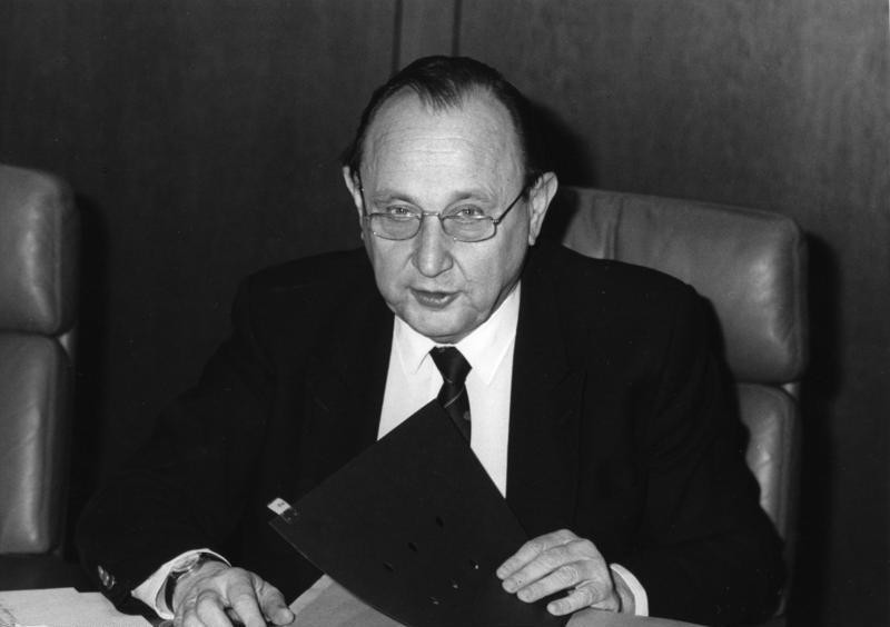 				Hans-Dietrich Genscher je napovedal, da bo Nemčija na vrhunskem srečanju Evropske skupnosti v Maastrichtu na Nizozemskem 10. decembra 1991 sprožila postopek priznanja Slovenije in Hrva&scaron;ke. | Avtor Harald Hoffmann-Bundesarchiv/Wikipedia			