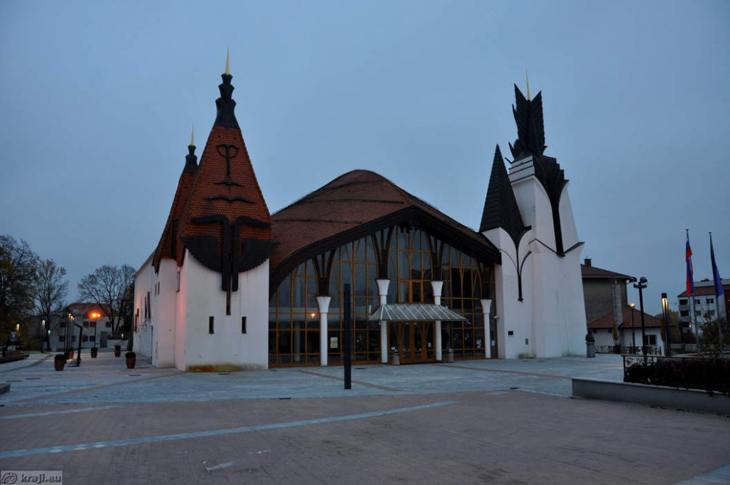 
				Kulturni dom v Lendavi. Na tej plo&scaron;čadi je hotel 