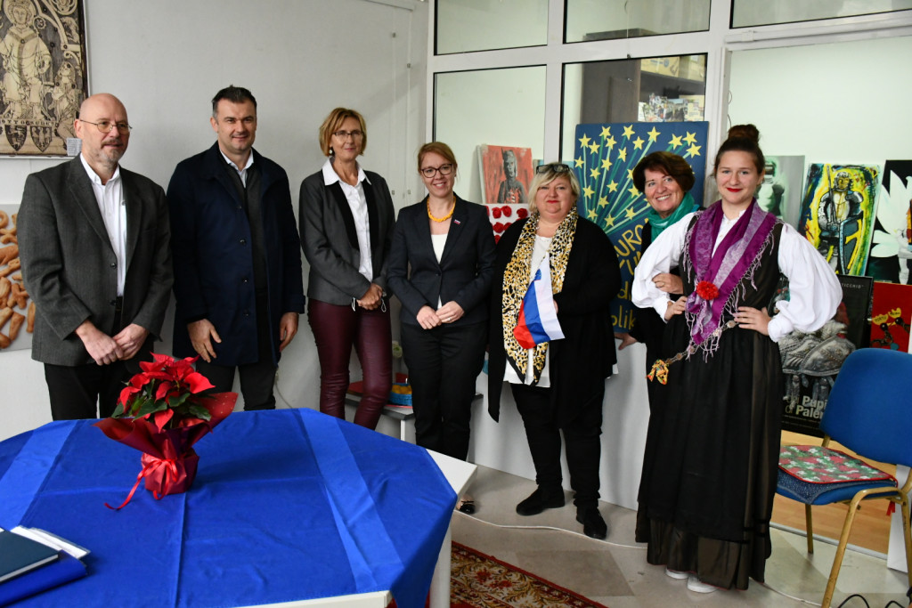 				Ministrica Jaklitscheva s Slovenci v Dubrovniku			