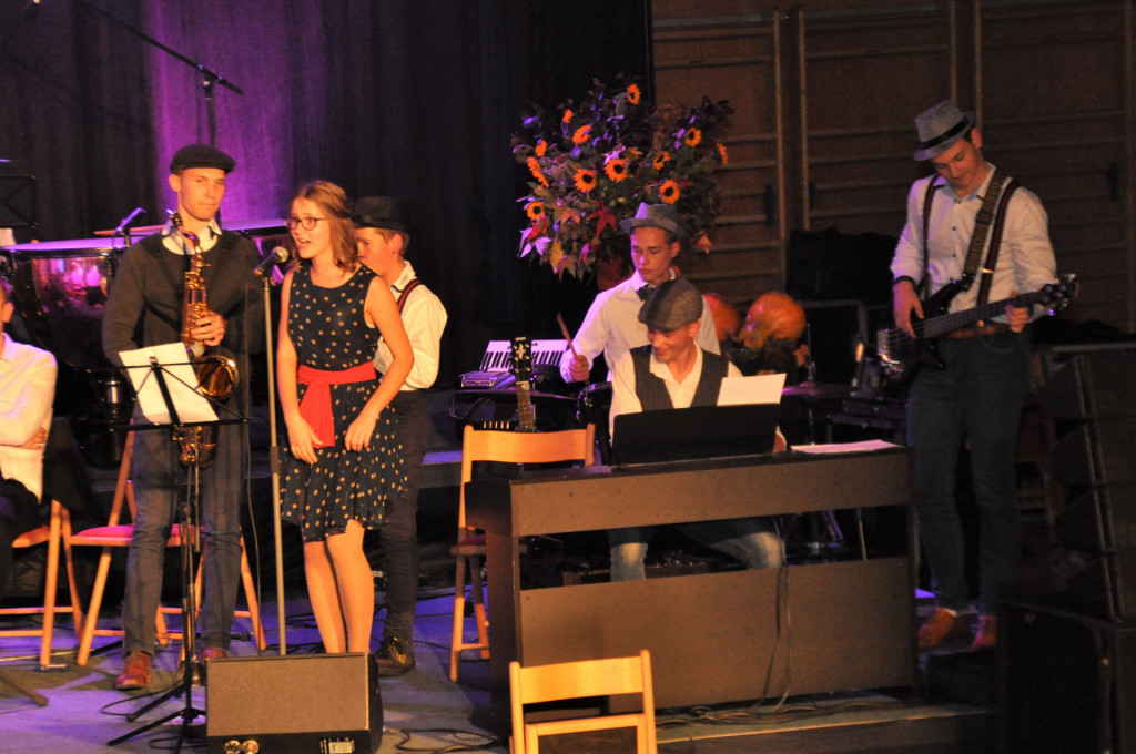 
				Ansambel članov godbe s pevko Manco Dolinar			