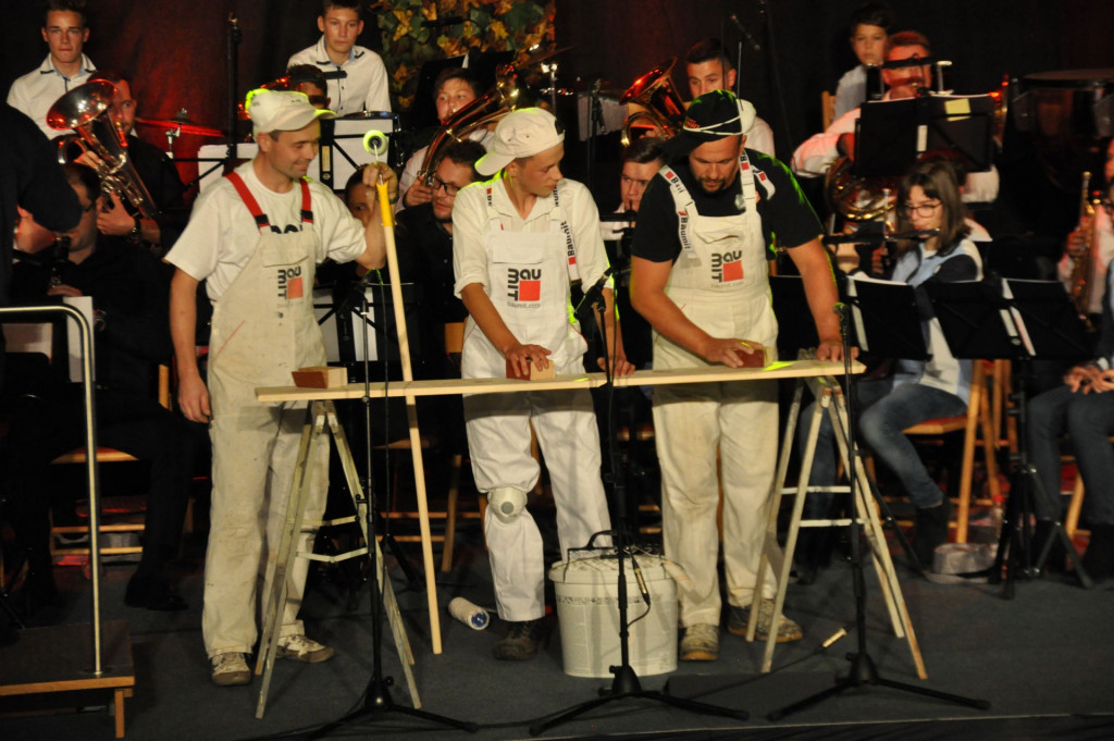 
				Slikopleskarska spremljava godbenikov			