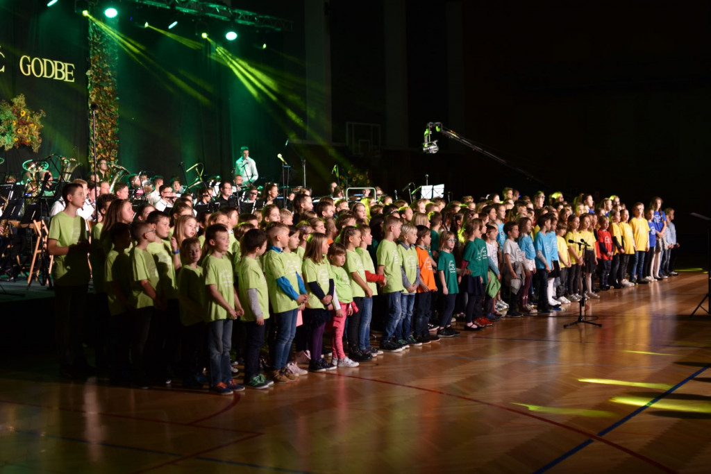 
				Združeni zbor GŠ Emil Adamič z Godbo Dobrova-Polhov Gradec			