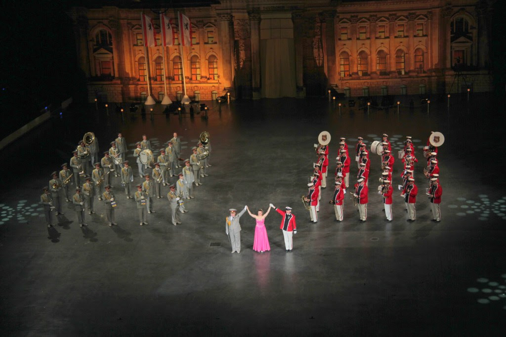
				Zaključek otvoritvenega nastopa festivala poštnega orkestra, ki ga je izvede skupaj z beloruskim vojaškim orkestrom na MUSIKPARADE v Nemčiji. Fotografija: arhiv Ervina Hartmana			
