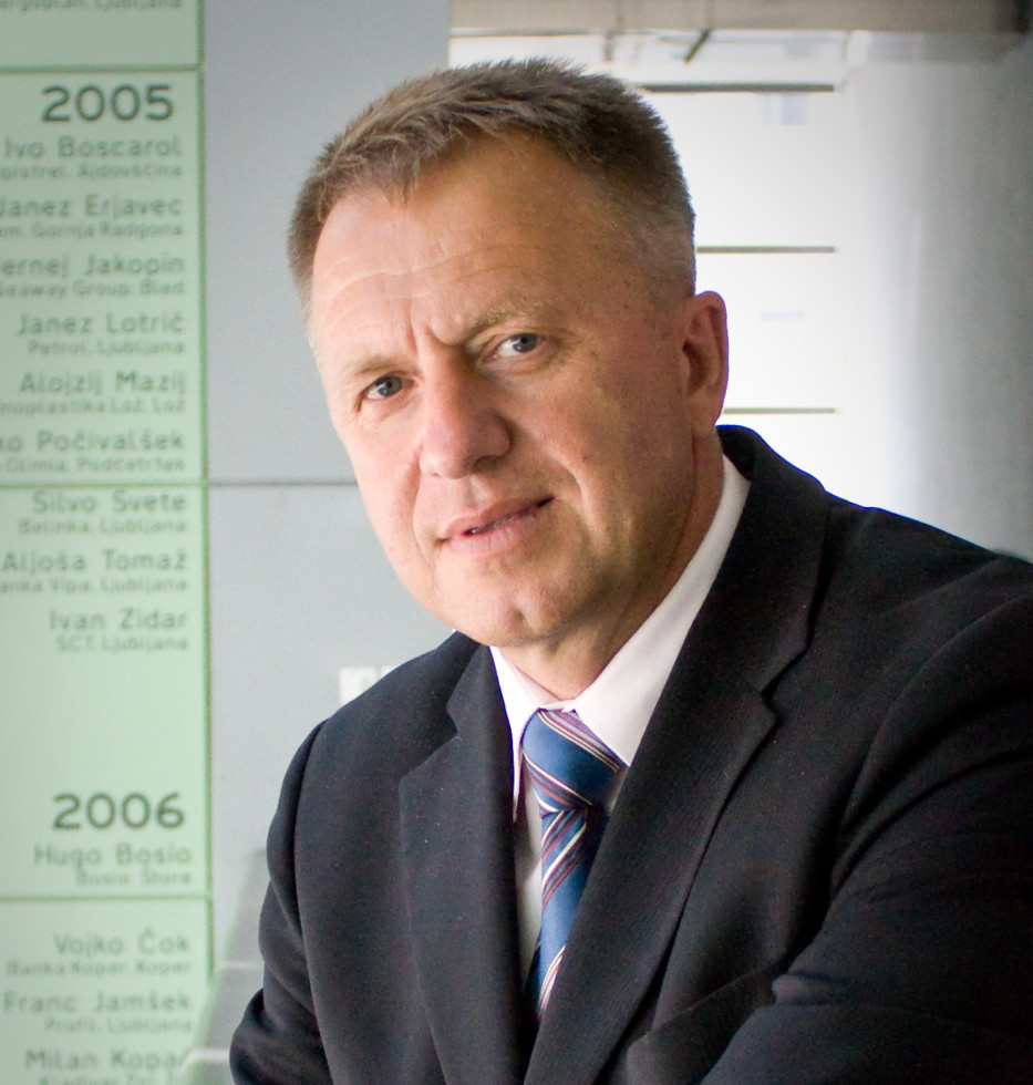 				Zdravko Počival&scaron;ek je kot predsednik Kmetijske zadruge &Scaron;marje pri Jel&scaron;ah vzel v bran kmete. | Avtor Stranka modernega centra			