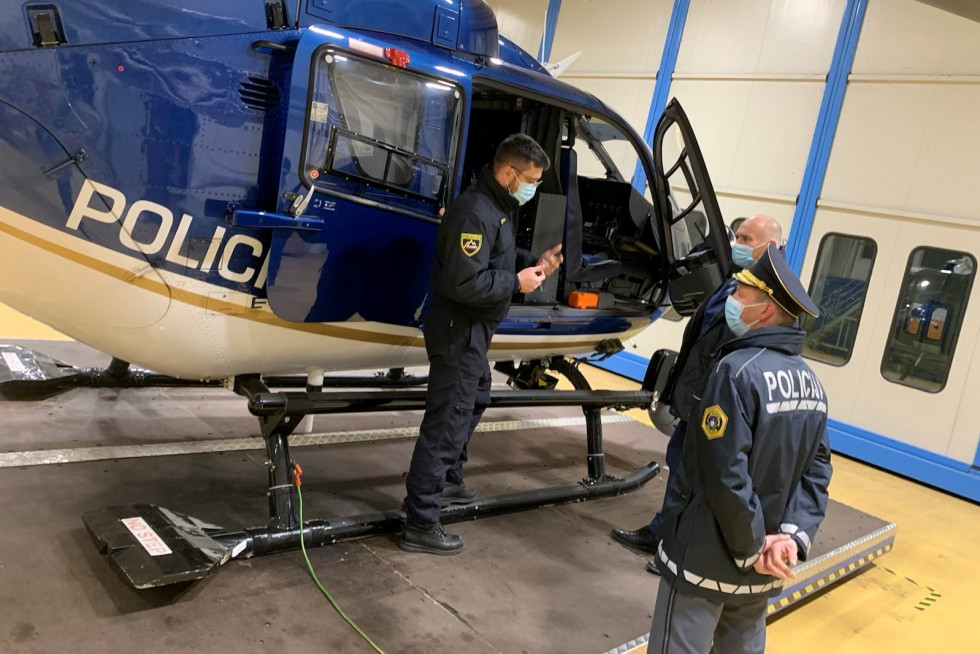 				Božo Predalič se je danes srečal z vodstvom Policijske uprave Kranj in obiskal Letalsko policijsko enoto na Brniku.			