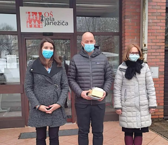 				&Scaron;olska ministrica Simona Kustec na obisku O&Scaron; v &Scaron;kofji Loki. (Foto: Vlada RS)			