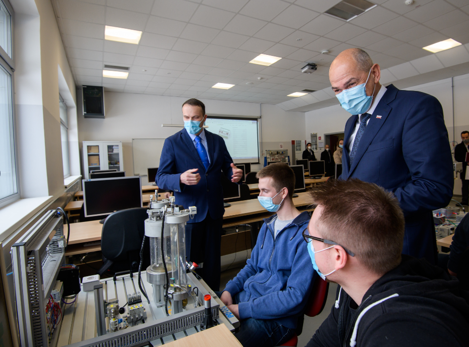 				Jan&scaron;a skupaj z dijaki v &Scaron;olskem centru &Scaron;kofja Loka. (Foto: Vlada RS)			