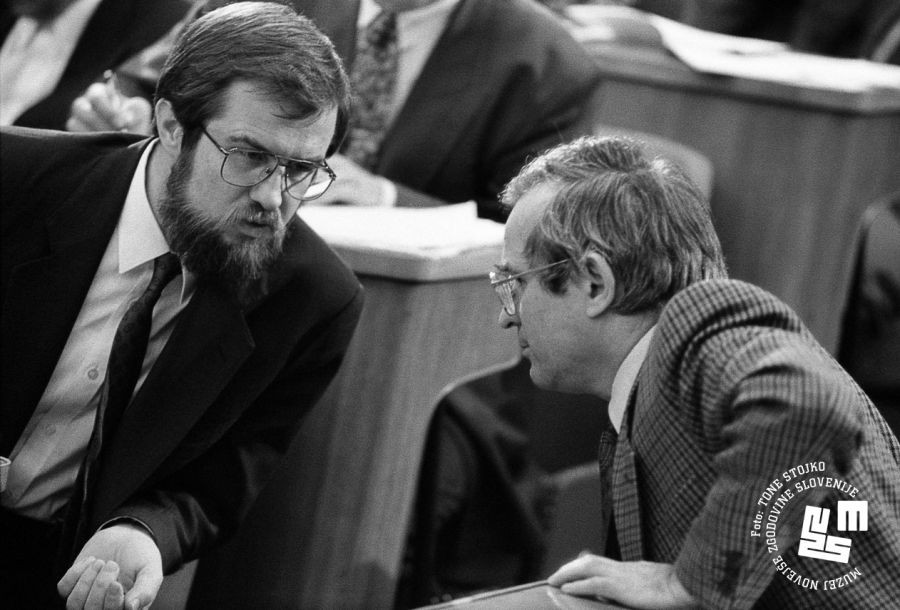 				Na tiskovni konferenci je Lojze Peterle napovedal, da Demosa ni konec. | Avtor Tone Stojko, hrani: Muzej novej&scaron;e zgodovine Slovenije			