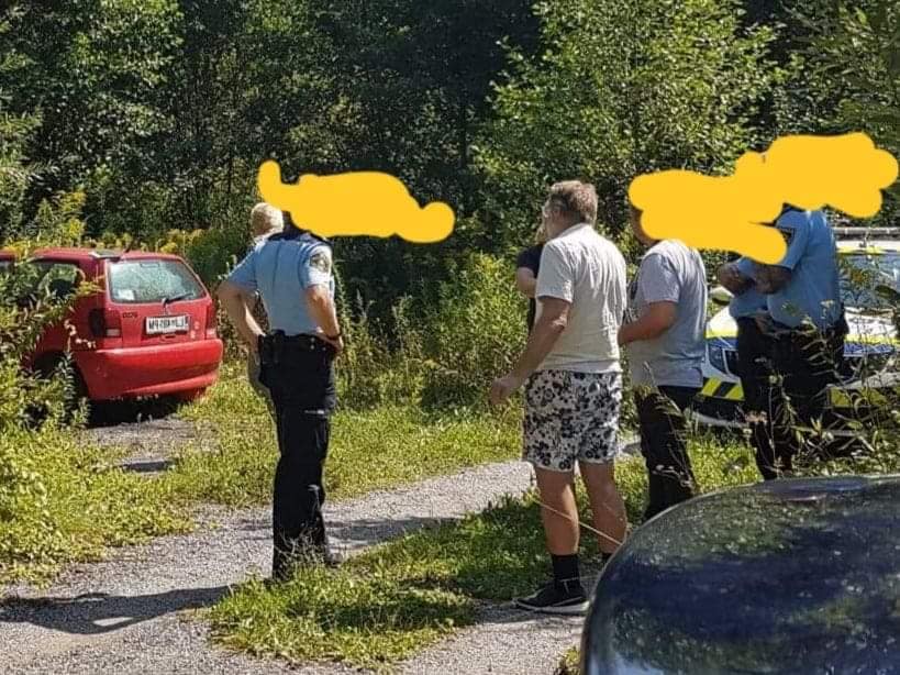 				Kar dve uri naj bi čakala, da so pri&scaron;li na kraj tudi policisti, ki pa naj ne bi za&scaron;čitili kraja najdbe, prav tako naj ne bi vzeli morebitnih sledi, ki so nakazovale, da je bil na kraju &scaron;e nekdo drug			
