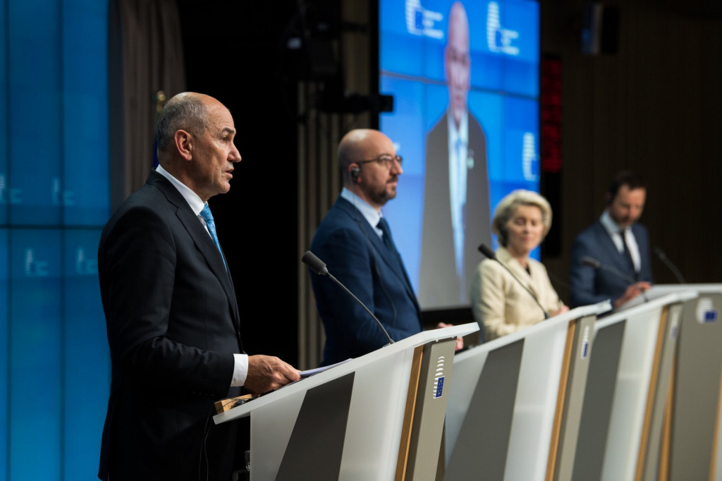 
				Predsednik vlade Janez Jan&scaron;a skupaj s predsednikom Evropskega sveta Charlesom Michelom in predsednico Evropske komisije Ursulo von der Leyen na novinarski konferenci | Avtor Kabinet predsednika vlade			