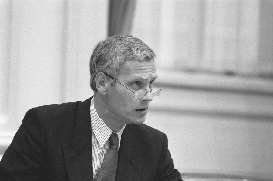 				Okrožnico s pojasnili, kaj mora vsebovati pro&scaron;nja za mednarodno priznanje biv&scaron;ih jugoslovanskih republik je podpisal Hans Van den Broek | Avtor Rob Bogaerts - Anefo / Wikipedia			