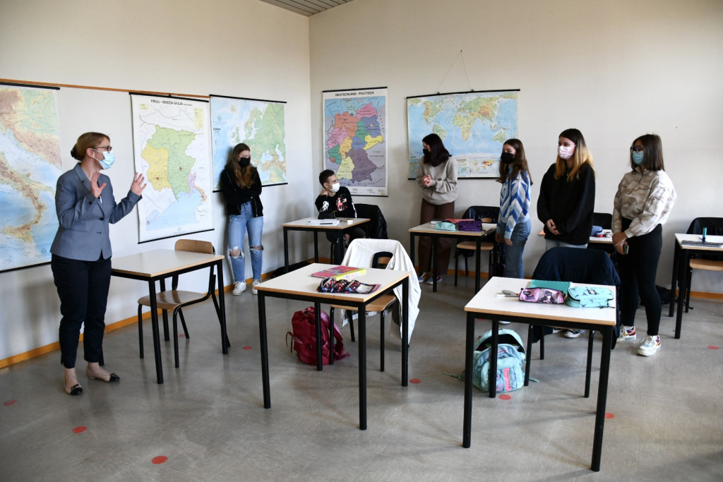 				Ministrica z dijaki. | Avtor Urad Vlade Republike Slovenije za Slovence v zamejstvu in po svetu			