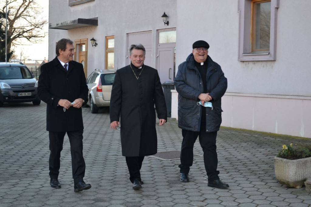 				Skupni sprehod katoli&scaron;kega &scaron;kofa Petra &Scaron;tumpfa, evangecinaskega &scaron;kofa Leona Novaka in binko&scaron;tnega superintendenta Daniela Grabarja po mestu, s čimer so obudili tradicijo skupnih sprehodov cerkvenih vodij v Prekmurju ter pozvali k spo&scaron;tovanju, sožitju in cepljenju 			