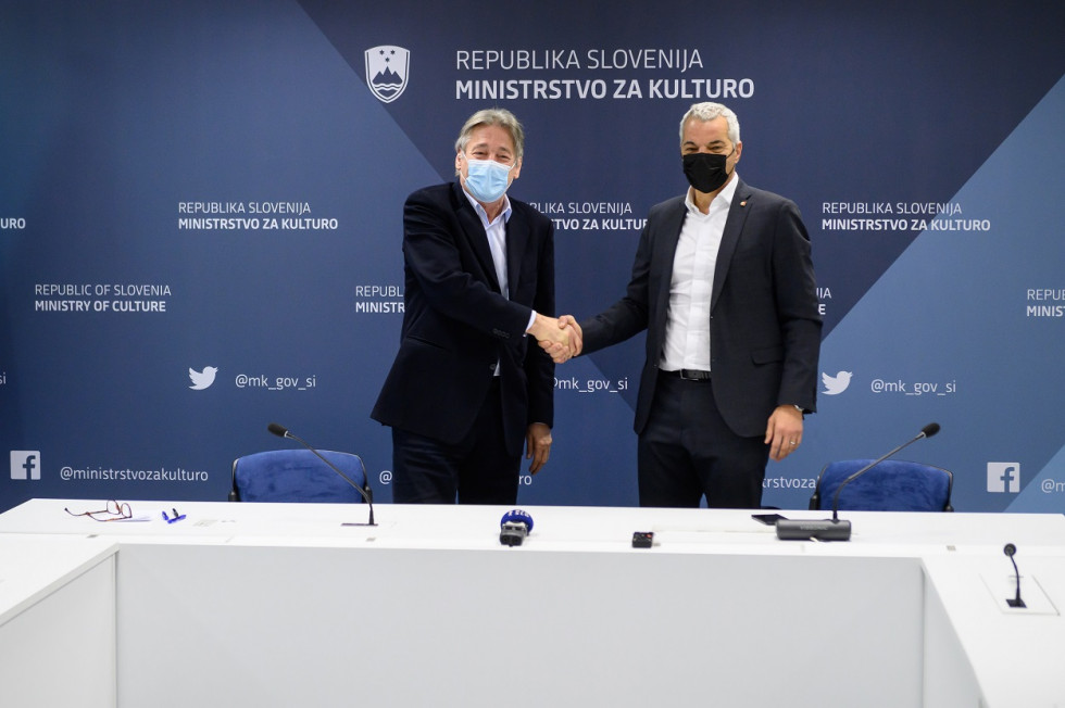 				Minister za kulturo dr. Vasko Simoniti in župan Mestne občine Maribor Aleksander Sa&scaron;a Arsenovič ob podpisu pogodbe o sofinanciranju projekta Center Rotovž | Avtor Neboj&scaron;a Tejić/STA			